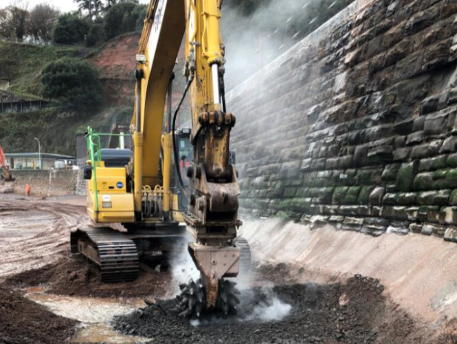 SouthWestRRP's tweet photo. 👷♂️ The team have been busy this week as works continue on the new #DawlishSeaWall.
🏗️ So far, we've milled 79 foundation bases and installed 70 pre-cast concrete units. 👍
#SWRRP #Dawlish #NetworkRail https://t.co/nKkIPLncKD