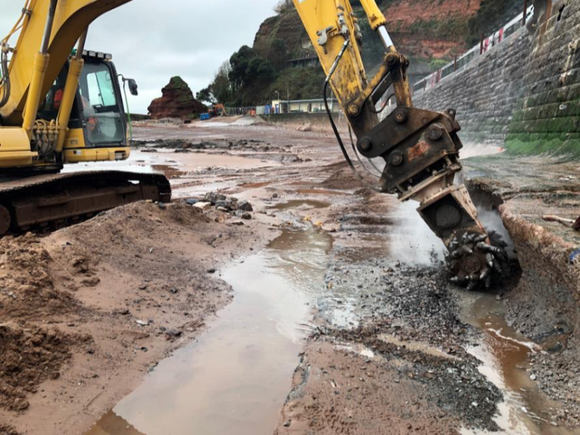 SouthWestRRP's tweet photo. 👷♂️ The team have been busy this week as works continue on the new #DawlishSeaWall.
🏗️ So far, we've milled 79 foundation bases and installed 70 pre-cast concrete units. 👍
#SWRRP #Dawlish #NetworkRail https://t.co/nKkIPLncKD