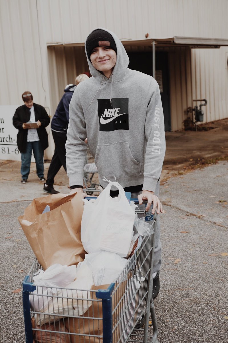 linkacademy_'s tweet photo. We are back from Urban Entry safe and sound! It was our privilege to serve the people in Birmingham. One day we had the opportunity to pack up a cart full of groceries and empty them into cars for some families in need in the area! #LinkMatters https://t.co/qbDeRL6kS2
