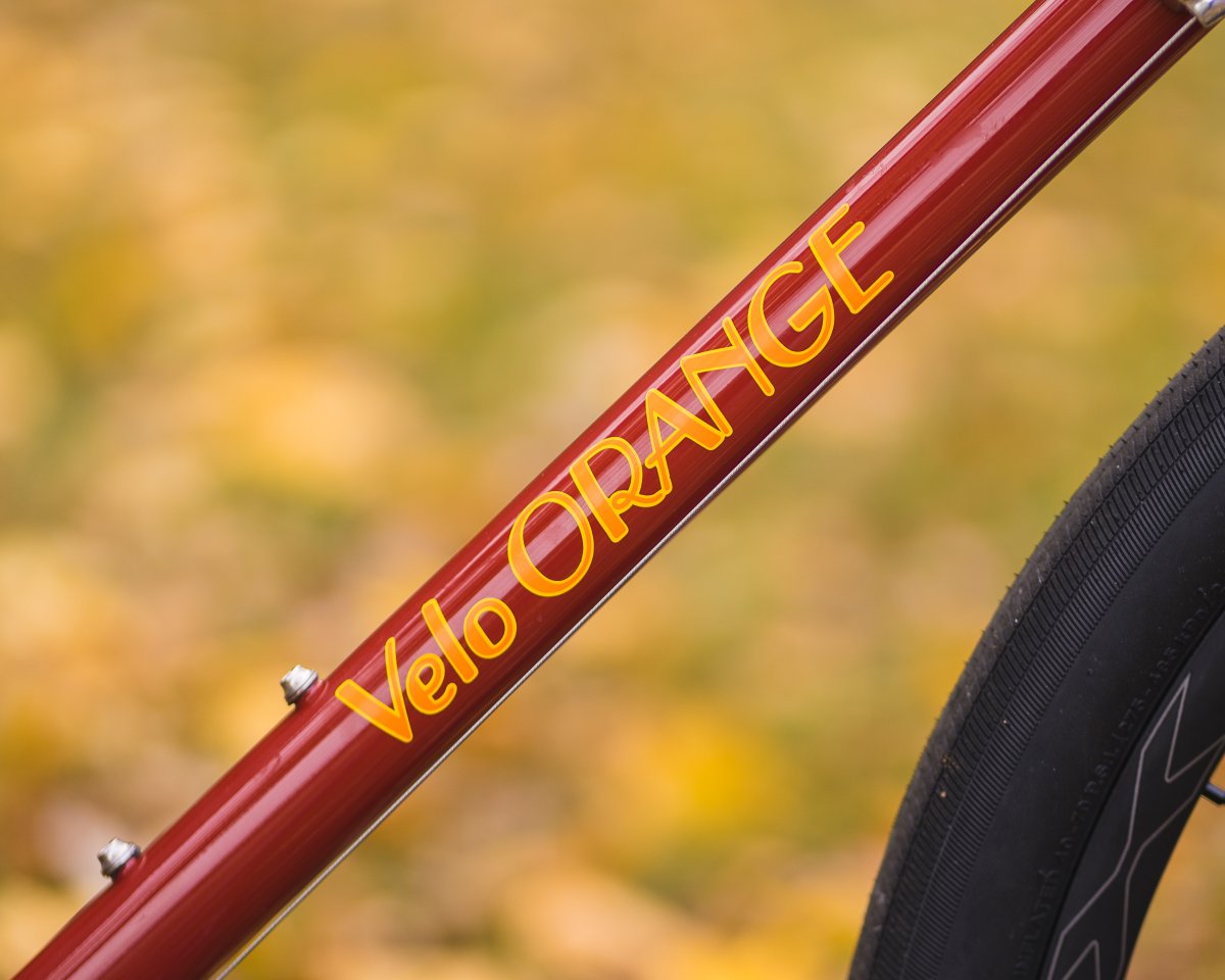 Velo_Orange's tweet photo. File this one under bikes you can't have......yet. This Pass Hunter proto is built up with Sram Rival hydro, Teravail Tires, Shimano GRX wheels, and VO a-plenty. I'm really digging this color.
#veloorange #passhunter #steelisreal #randonneur #rrbinthewild #teravail https://t.co/hP573HJiHX