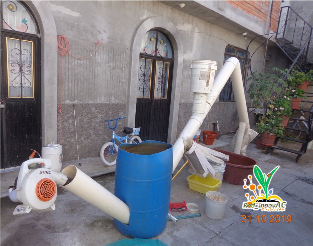 Limpiadora-Cribadora de granos.

Si quieres darle valor agregado a tus granos a la venta, este dispositivo te puede interesar. Simplemente con una sopladora de hojas, una serie de tubos de PVC y unas cribas o zarandas lo puedes elaborar. #Red_innovAC #MasAgro #Cimmyt #Poscosecha