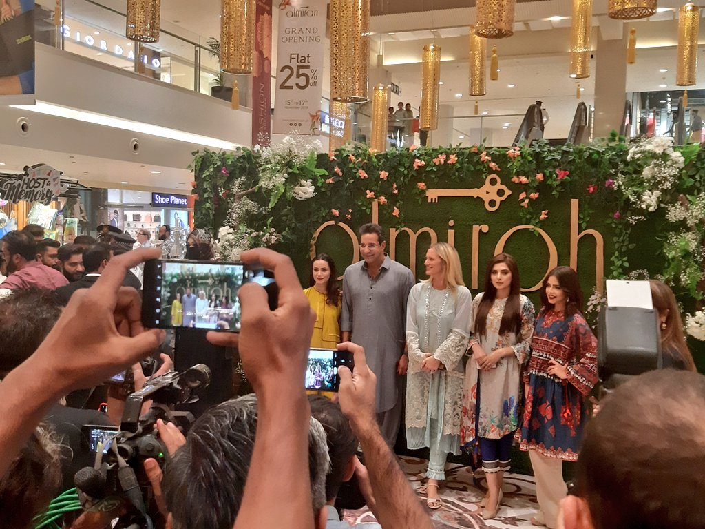 arsalanhshah's tweet photo. - @wasimakramlive & @iamShaniera with team Almirah at the launch event of Almirah's revamped outlet at @DolmenMalls Clifton, Karachi. #winterfashion #Takellpr @almirahpk #Pakistan https://t.co/w8ULBwBgzw