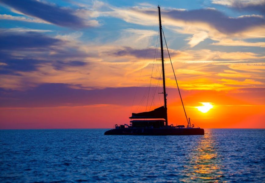 CDreamsPublish's tweet photo. Sail ⛵ around the picturesque South-West Coast with the one you love💕.

Cocktails🍸 and delicious food🍝 sets the perfect mood for relaxation and romance😍. Dancing under stars and in cool sea breeze is all you need to fall in love again.

Find out more https://t.co/SSGQQjngWE https://t.co/UCzyvrewWN
