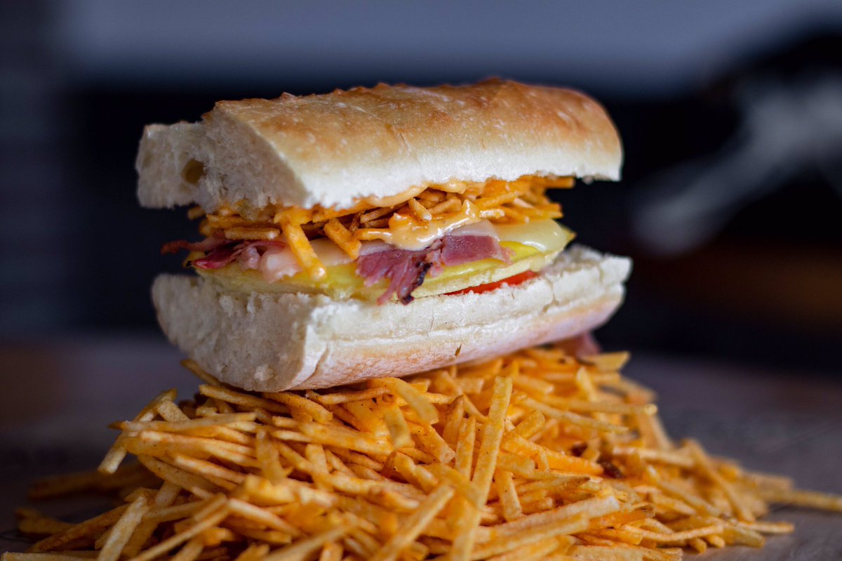 bigstarsandwich's tweet photo. Donβt let anyone tell you that chips for breakfast isnβt acceptable! Try our #B1 with corned beef, swiss cheese, egg, tomato, mack sauce, and of course - hickory sticks! #AlwaysHearty https://t.co/SvPMLNWV4b