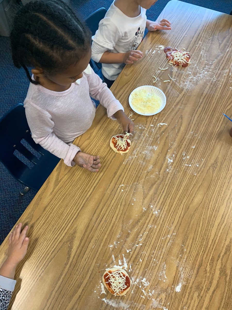 LionPrideVPI's tweet photo. After reading A Little Red Hen, PreK and Mini MIPA friends made their own pizzas and lemonade to wash it down! @longbranch_es @APS_EarlyChild https://t.co/8B5ETSdTYG