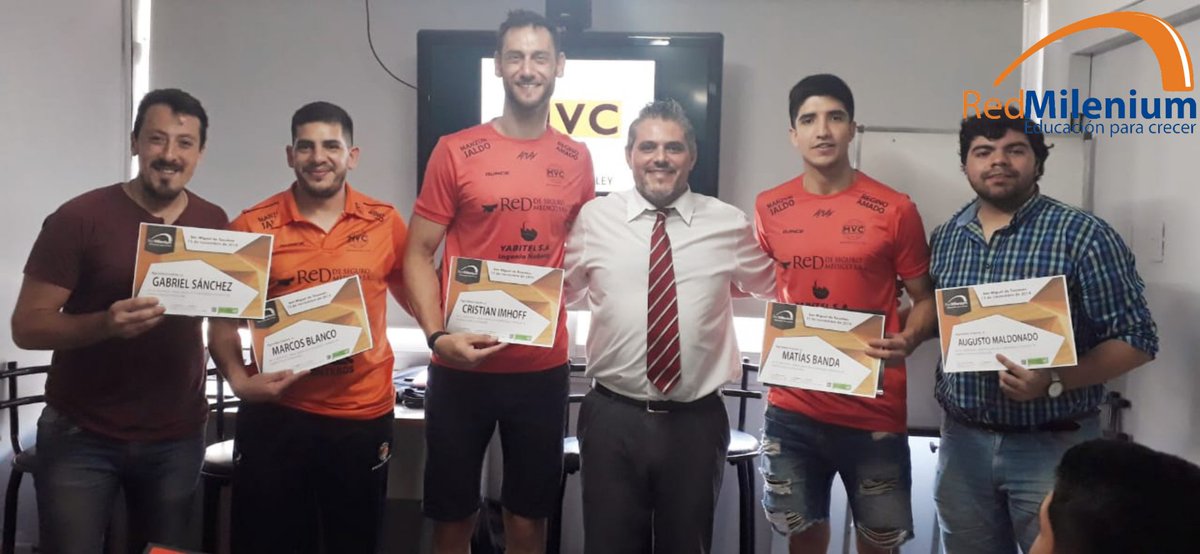 RMilenium's tweet photo. #VisitasDeLujo
@gabi_sanchez19 (Jefe de prensa de la @FedTucVoley) Marcos Blanco, DT de @MonterosVoley junto a los jugadores Cristian Imhoof y Matías Banda, y @AugustoLeonelOk especialista en el deporte, brindaron una excelente charla a los alumnos de 2do Año #PeriodismoDeportivo https://t.co/0X2aUydkjd