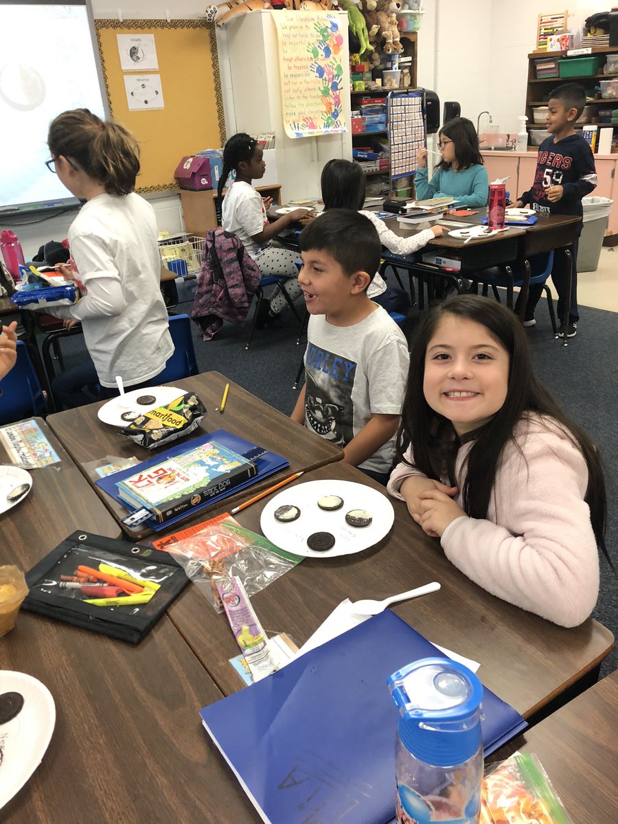PRESthirdgrade's tweet photo. Creating moon phases with Oreos!! We love hands on activities:) https://t.co/KVYrekL8jp