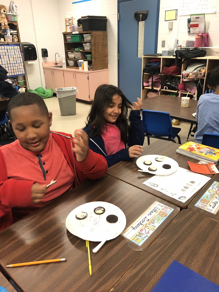 PRESthirdgrade's tweet photo. Creating moon phases with Oreos!! We love hands on activities:) https://t.co/KVYrekL8jp