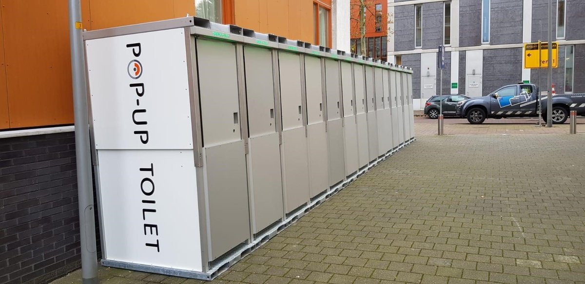 up_toilet's tweet photo. Zie ginds komen de toiletten uit Beemte Broekland weer aan!! #landelijkesinterklaasintocht, #popuptoiletevents, #openbaretoiletten, #innovatie, #Apeldoorn. https://t.co/TTQq2YUH06