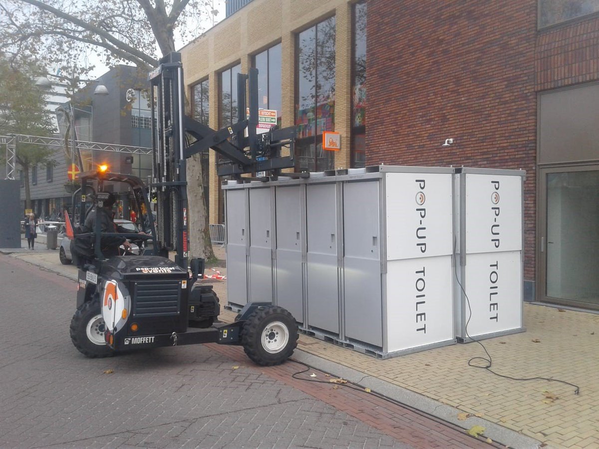 up_toilet's tweet photo. Zie ginds komen de toiletten uit Beemte Broekland weer aan!! #landelijkesinterklaasintocht, #popuptoiletevents, #openbaretoiletten, #innovatie, #Apeldoorn. https://t.co/TTQq2YUH06