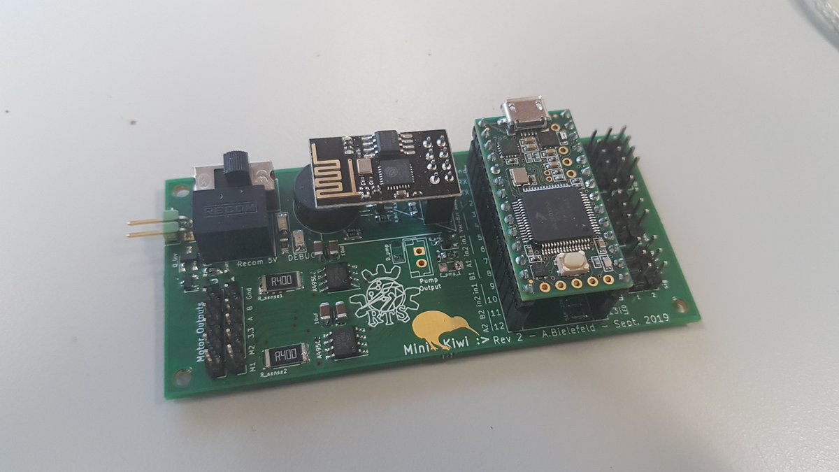 RobotTelecom's tweet image. Tout est prêt pour notre forma PID aux nouveaux!

Merci à @AislerHQ pour les cartes!

Notre carte maison, contrôleur de mini-#robot: Le Mini Kiwi!

2 DC avec encodeurs, #Wifi avec #ESP01 , capteurs suivi de ligne, #servo avec feedback, et #I2C, rien que ça!

#robotics #multiagent