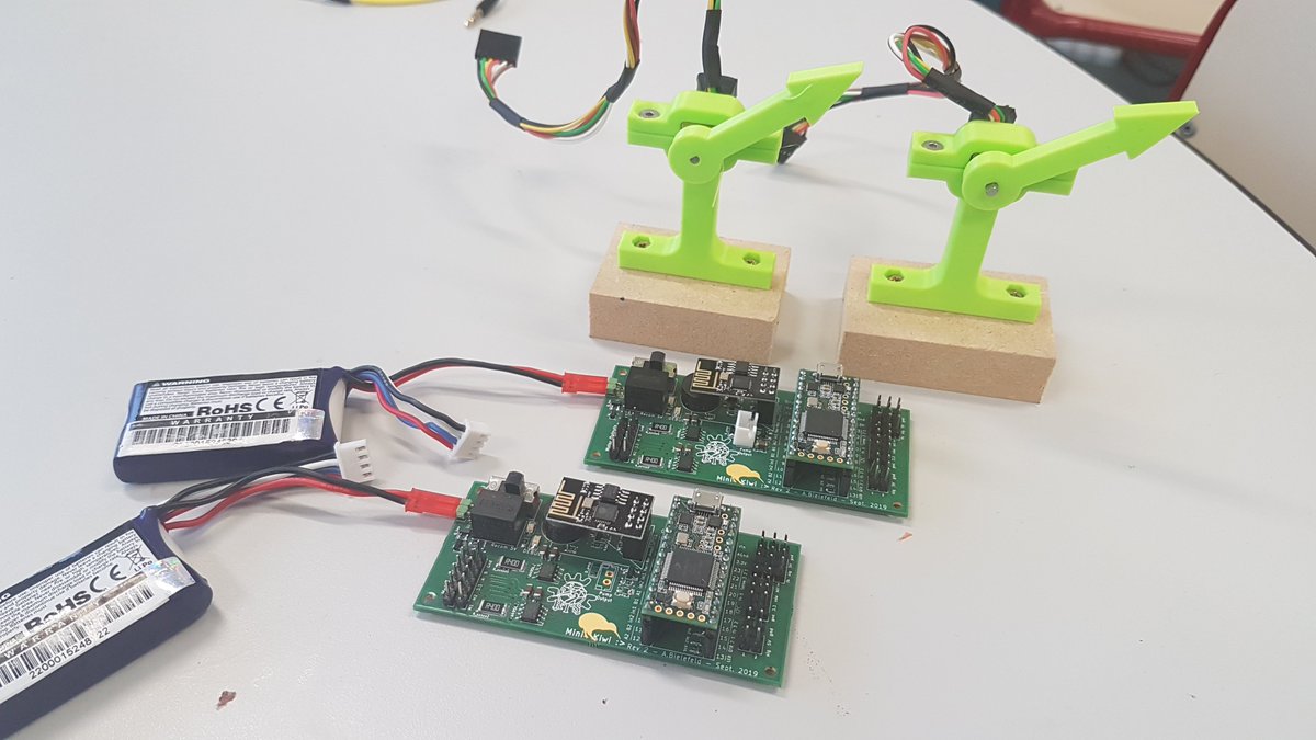 RobotTelecom's tweet image. Tout est prêt pour notre forma PID aux nouveaux!

Merci à @AislerHQ pour les cartes!

Notre carte maison, contrôleur de mini-#robot: Le Mini Kiwi!

2 DC avec encodeurs, #Wifi avec #ESP01 , capteurs suivi de ligne, #servo avec feedback, et #I2C, rien que ça!

#robotics #multiagent