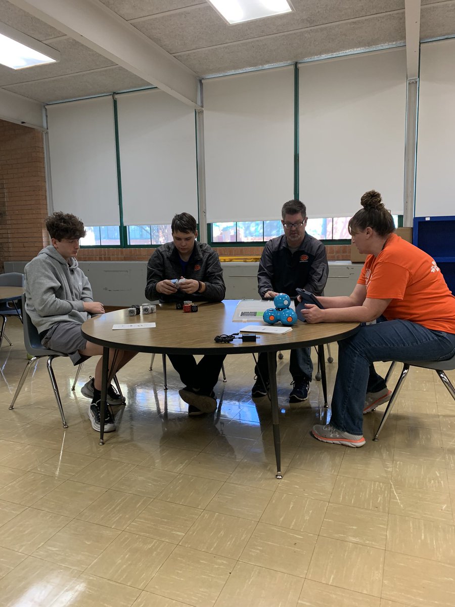 TeChickJuli's tweet photo. @bradavens and his C4 students helping @baileybulldogs figure out @modrobotics cubelets for @toweresb students! @burkburnettisd @depew_josh @BradOwenBISD @MorrisVance @jason_nolanj @Nstructional https://t.co/hZQgUbuxRY