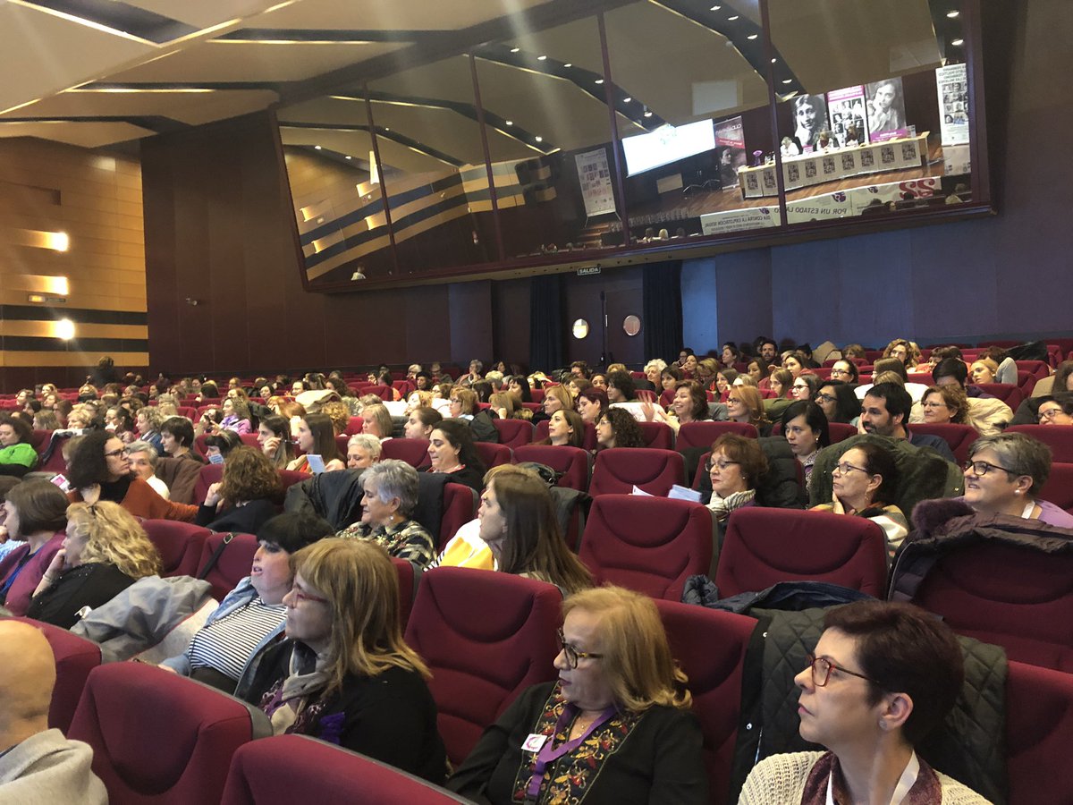 #XXXFeminario Otro regaló, otra vez Rafaela Pastor nombrando a todas las participantes, otra vez recordando cómo empezó todo. Con Carmen Olmedo, directora del Instituto de la Mujer quien le dijo “lo hacemos”. Con ese adelante hoy cumple 30 años!! GRACIAS
