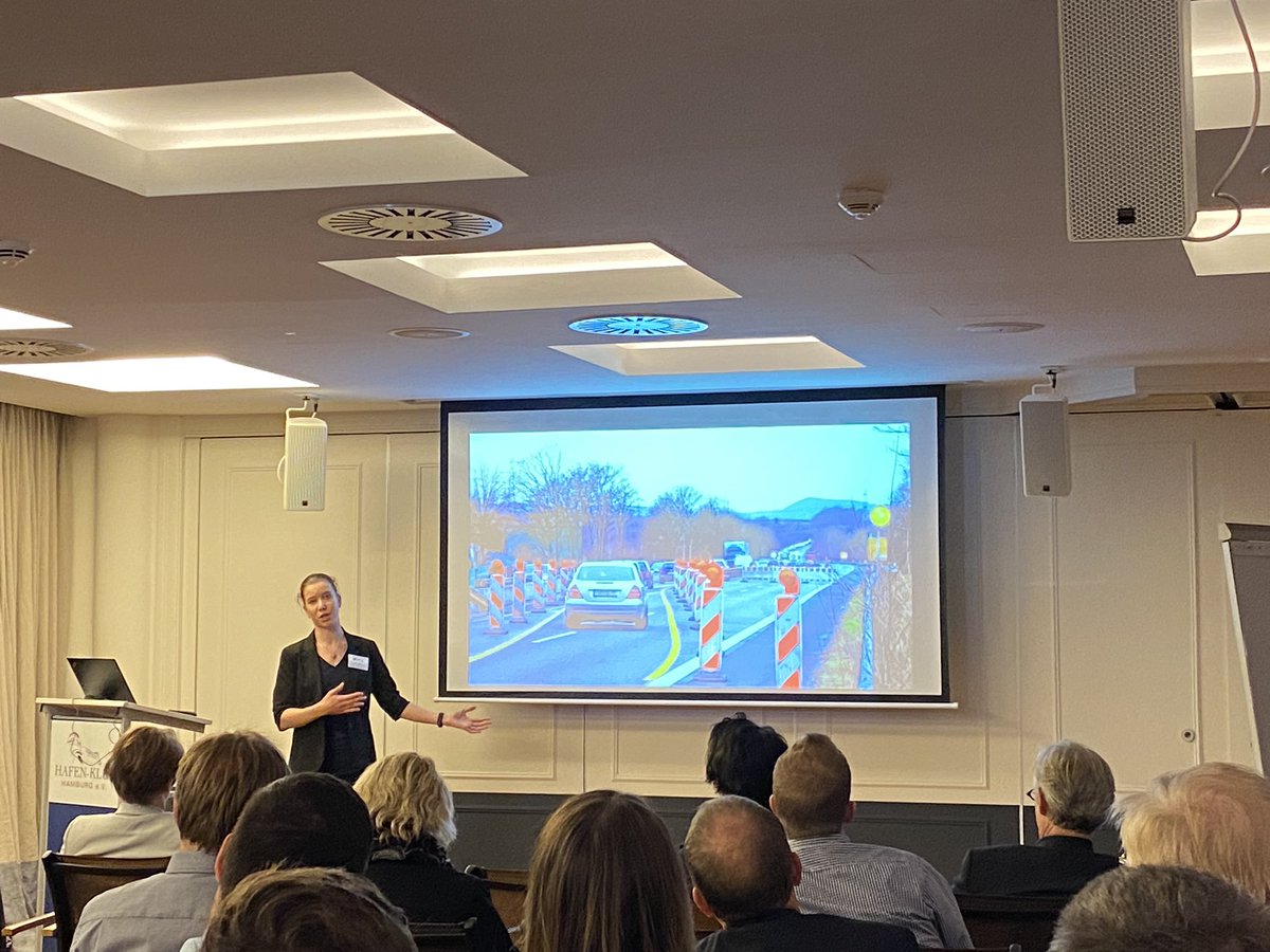 wps_de's tweet image. Verkehrsmanagement für Dummies. Kurz und prägnant von @StephWritesCode auf der #softwareatwork präsentiert WPS.de/softwareatwork