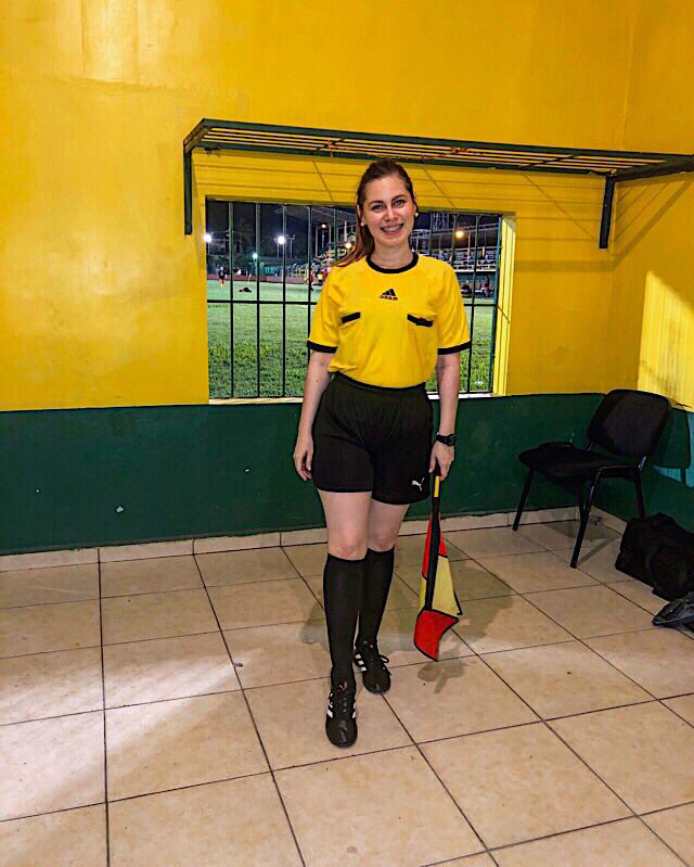nicollemhn's tweet photo. Espero ustedes también tengan la suerte de hacer lo que les gusta 🧡 #futbol #ArbitroAsistente ⚽️🚩 https://t.co/L4XQSKXhvU