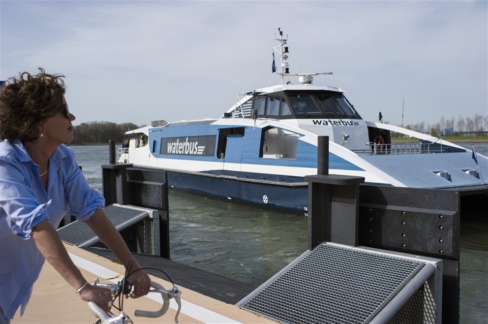 Provincie <a href="/zuid_holland/">Provincie Zuid-Holland</a> gaat een heraanbesteding van ##personenvervoer over water Rotterdam-Drechtsteden doen. De provincie stelt meer geld beschikbaar en heeft een aantal eisen omgezet in wensen. 27 jan. moeten de inschrijvingen ingediend zijn. Meer info: zuid-holland.nl/actueel/nieuws…