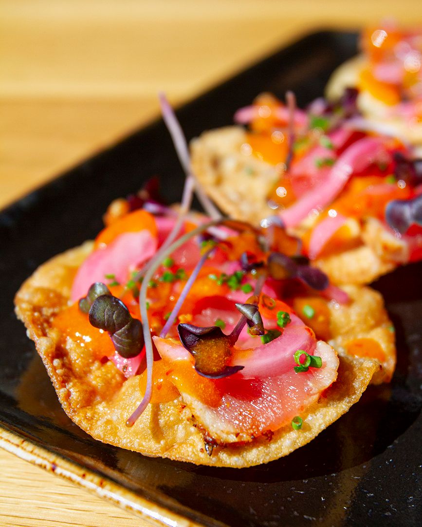 KazeOTR's tweet photo. Tuna tataki lookin' so fiiiiine. Seared tuna, pickled red onion, microgreens, mango habanero sauce on crispy wontons. https://t.co/Xkf06DEF1N