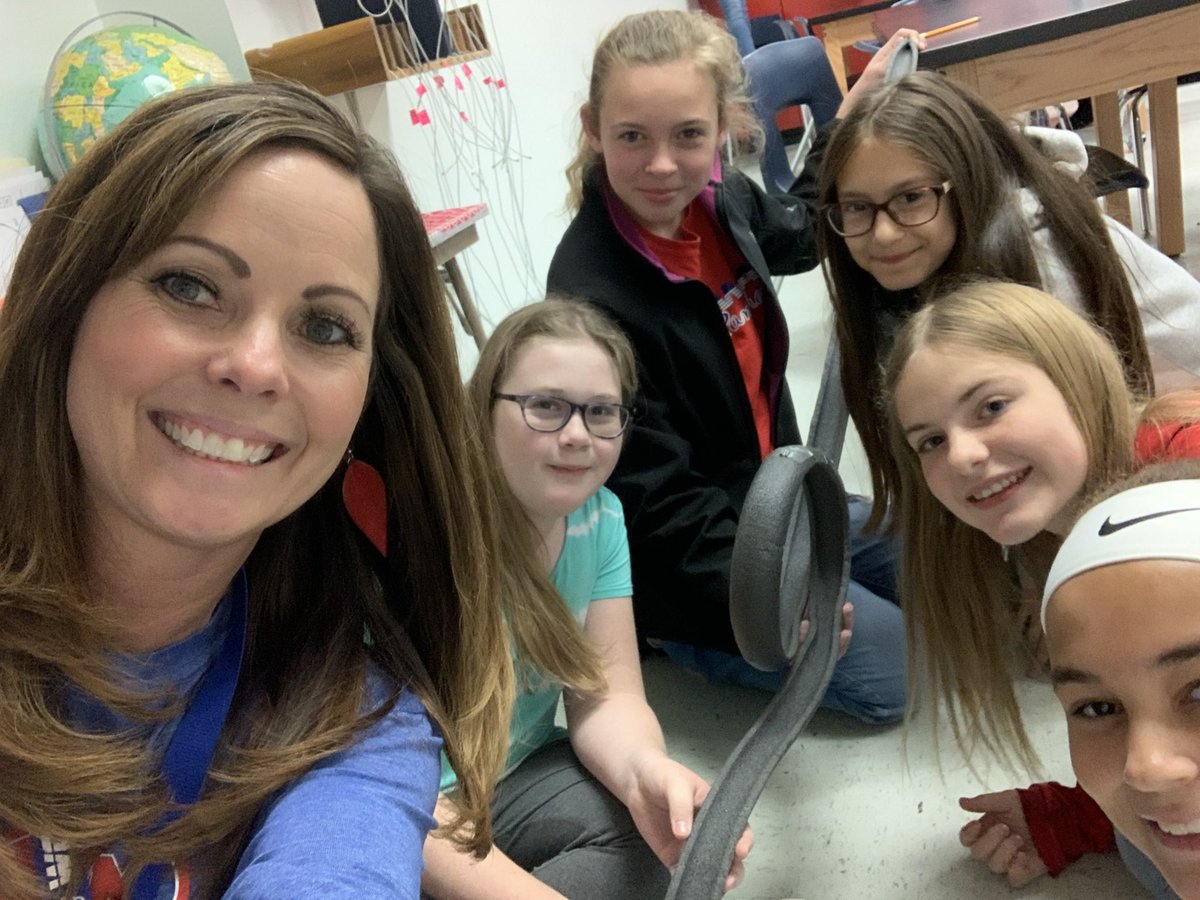 peebles_linda's tweet photo. What better way to learn Physics!!! #rollercoasterphysics #6thgradescience #happyFRIDAY @itsgreat2bwoodgate https://t.co/qZVejMZwhW