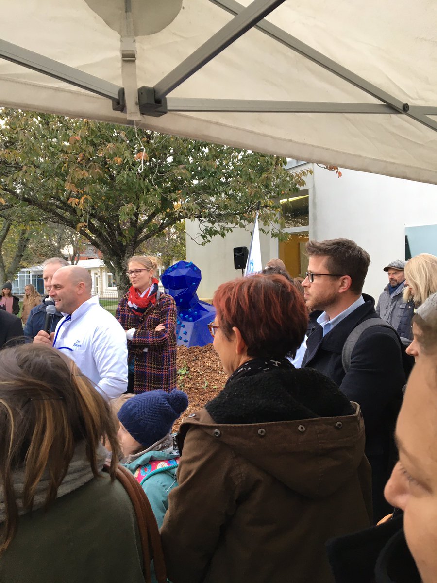 isabellepaire60's tweet image. Inauguration du chantier de #desimpermeabilisation à l’école Simone Veil à La Rochelle. Un géant mascotte pour sensibiliser les enfants et un jardin maquette pour comprendre l’écosystème.