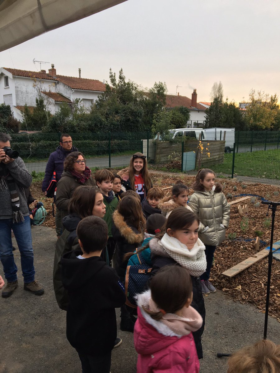 isabellepaire60's tweet image. Inauguration du chantier de #desimpermeabilisation à l’école Simone Veil à La Rochelle. Un géant mascotte pour sensibiliser les enfants et un jardin maquette pour comprendre l’écosystème.
