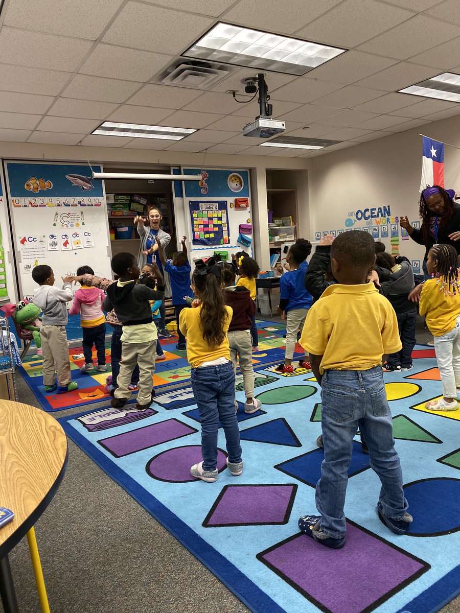 sisd_prek's tweet photo. Lots of great things happening in pre-k @TES_Spring #phonemicawareness #drmike #mindfulness #thinkingbrain #movingandlearning #prek #alliteration #syllables @SpringISD https://t.co/K3CzhJIT80
