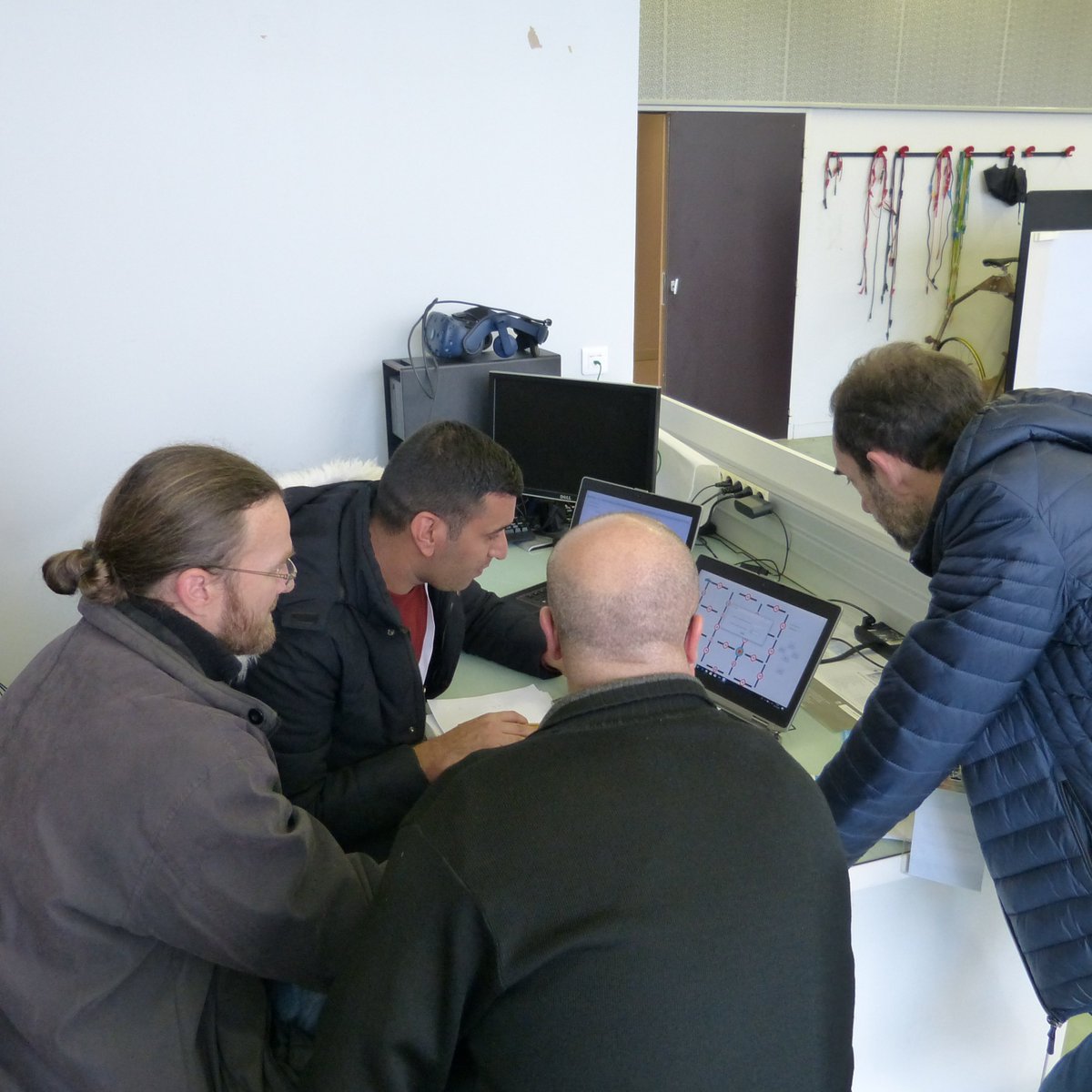 Estaca_twit's tweet photo. Ici, les enseignants-chercheurs étudient l'application sur l’éclairage #digital des véhicules par des vidéoprojecteurs et correction dynamique et également l'optimisation du déplacement d’un #véhicule. #EclairageEmbarqué #NouvellesMobilités #VéhiculesAutonomes @LMTinnovation https://t.co/vMJfdlU7l2