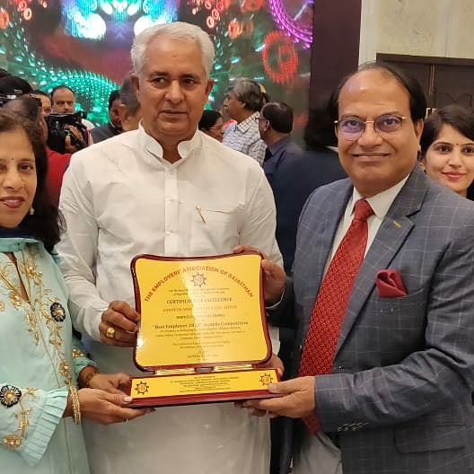 arun_cl's tweet photo. *Kamtech Associates Private Limited* won the Best Employer Award today. 

*Award was given by Mr. Parshadi Lal Meena, Hon’ble Minister of Industries, Govt of Rajasthan*, in presence of Dr. Sumit Sharma ( IAS), Commisioner-Labour. https://t.co/iRYlEOmYHv