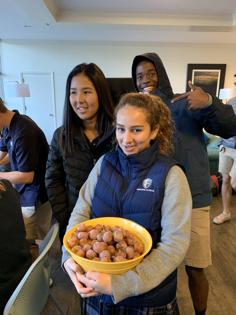 Lynnear3's tweet image. Field and natural history students spent the morning harvesting persimmon fruits from Campus and making persimmon cookies from the pulp! #prinprogress