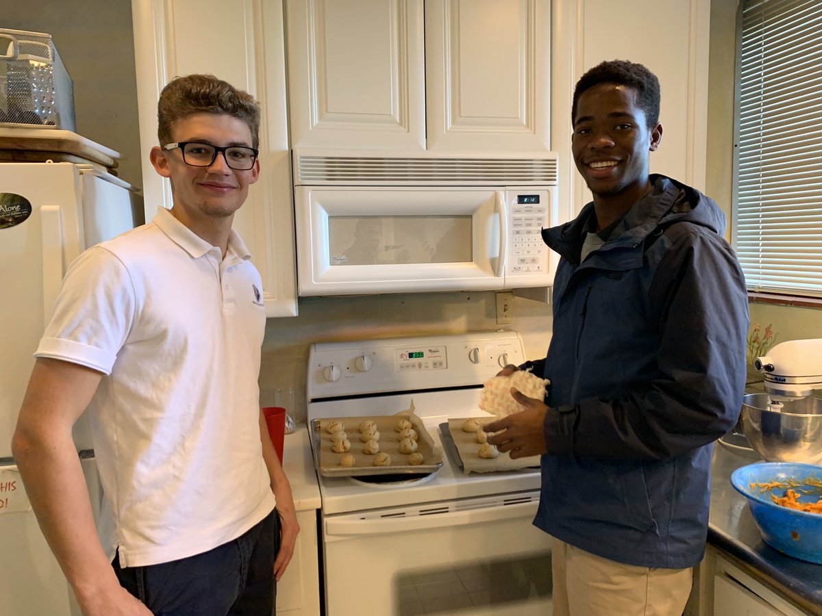 Lynnear3's tweet image. Field and natural history students spent the morning harvesting persimmon fruits from Campus and making persimmon cookies from the pulp! #prinprogress