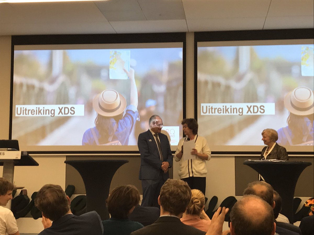 Renie Heertbaart, voorzitter <a href="/RSONederland/">RSO Nederland</a> overhandigt de XDS handreiking tussen regio’s aan <a href="/egerrit/">Erik Gerritsen</a> tijdens de #IHERSO19