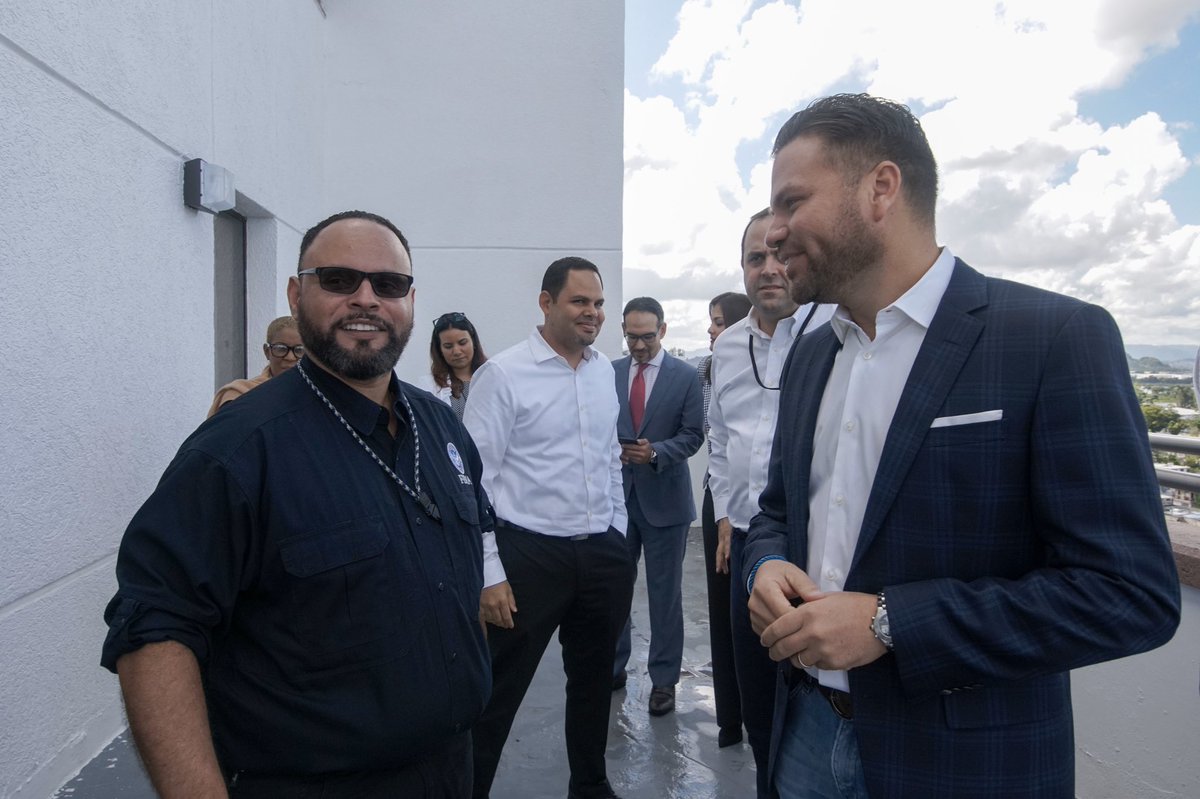 Reunido con Alex Amparo, jefe y coordinador de recuperación de FEMA en Puerto Rico, su equipo de trabajo y con Ottmar Chávez, director ejecutivo de @COR3PR con el fin de centralizar  esfuerzos que permitan procesar la petición y obtención de fondos federales para recuperación.