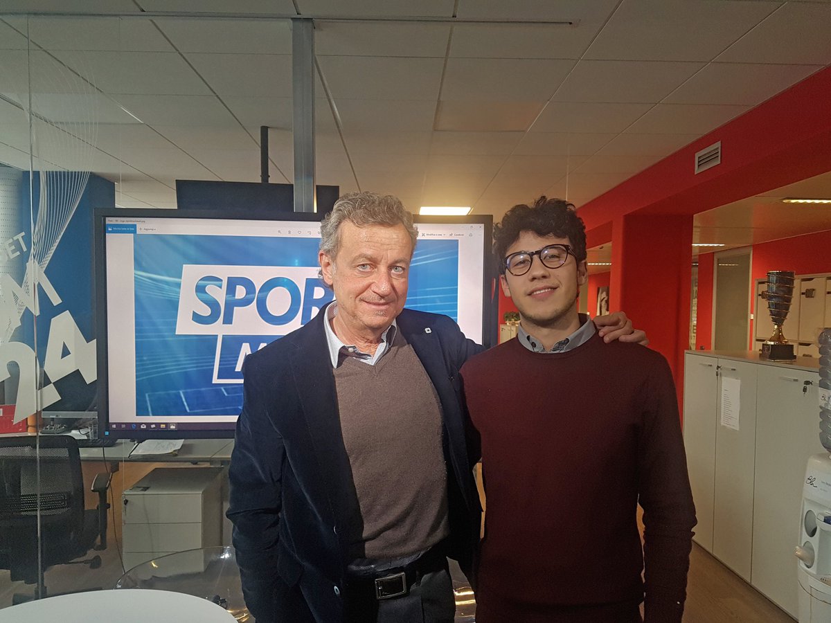 ricc_fanigliulo's tweet photo. Martedì ho avuto il piacere di fare due chiacchiere con @Sabatini su come è cambiato il ruolo del giornalista sportivo negli ultimi anni, aspetto che tratterò nella mia tesi di laurea. Ti sei rivelata una persona professionale, umile e disponibile. Grazie ancora! https://t.co/H9YIVF7DE8