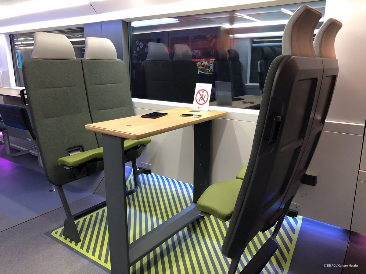 DB_Presse's tweet photo. Flexible Arbeitstische, modulare Sitzlandschaften, komfortabler Stehbereich: Mit neuen Ideen wollen wir künftig für mehr bequemen Platz in Nahverkehrszügen sorgen. Innovative Lösungen gab's heute im #Ideenzug auf der #RegioSignale zu sehen. https://t.co/Rg6eN77fcR #starkeSchiene https://t.co/ZZJB4sXRRd