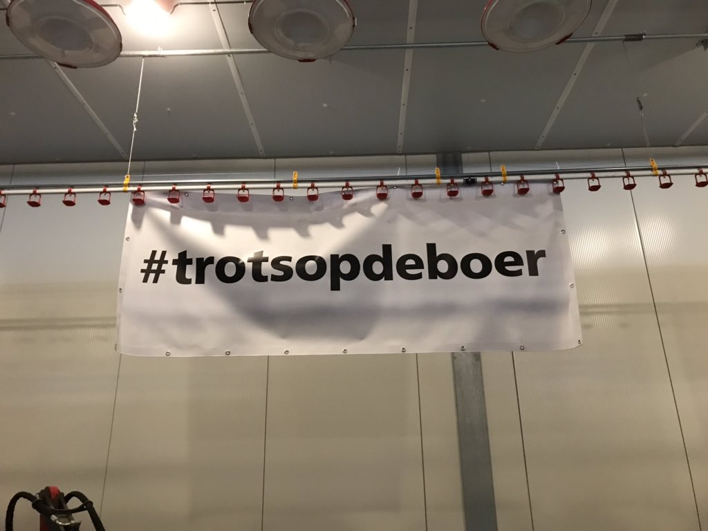 Arinda_C's tweet photo. @bergeijkgem Veel belangstelling bij opening  innovatieve stal bij familie Habraken in Riethoven. Mooi bedrijf, mooie boeren familie! https://t.co/5mGhkAcI5t