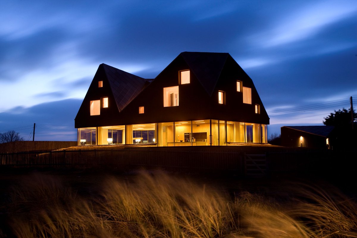 If you haven't made plans yet, gather friends &amp;family at #DuneHouse to welcome the #NewYear by the sea. A special 4 night break for up to 9 guests is available. Book now living-architecture.co.uk/the-houses/dun…
#beachhouse #modernarchitecture #visitsuffolk #dogfriendly #seasidebreak