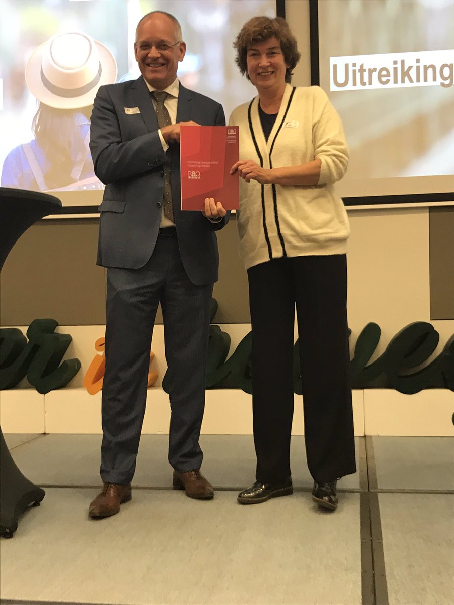 Wat een mooie afsluiting van een geweldige dag: de uitreiking van de handreiking interoperabiliteit. Op naar meer! #iherso19 #jaarcongres #grenzeloosvertrouwen