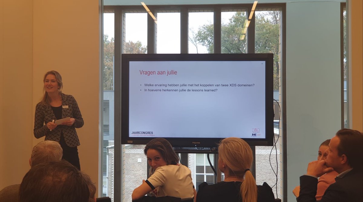 Sleutelnet's tweet photo. Lian Vree Egberts, @zorgnetoost inspireert met haar verhaal over XDS-samenwerking over de regio's heen met @GerritDiensten en @zorgnetoost. #iherso19 #digitaliseringindezorg #sleutelnet https://t.co/hKe9JQ8iUP