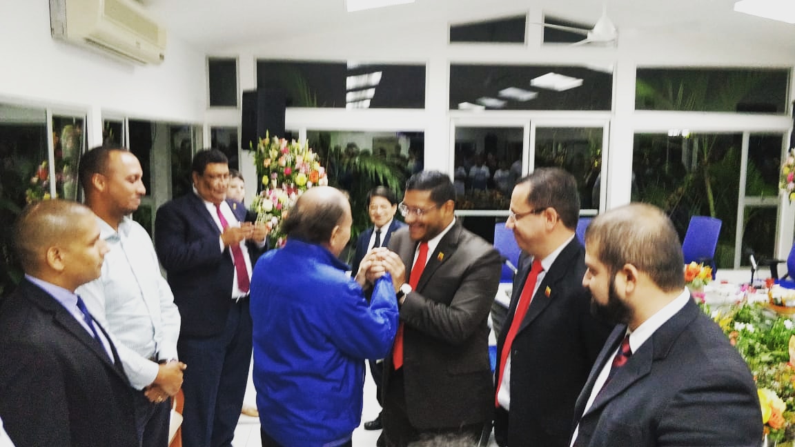 RanderPena's tweet photo. En VIII Reunión extraordinaria del Consejo Político del ALBA-TCP, reunidos en Managua, Nicaragua, la @JuventudPSUV  le dió la mano a uno de los Gigantes de nuestra America-Caribeña Cdte. Daniel Ortega, en Sandino decimos que: Juramos hacer realidad el Supremo Sueño de Bolivar. https://t.co/KaiR6zYxvp