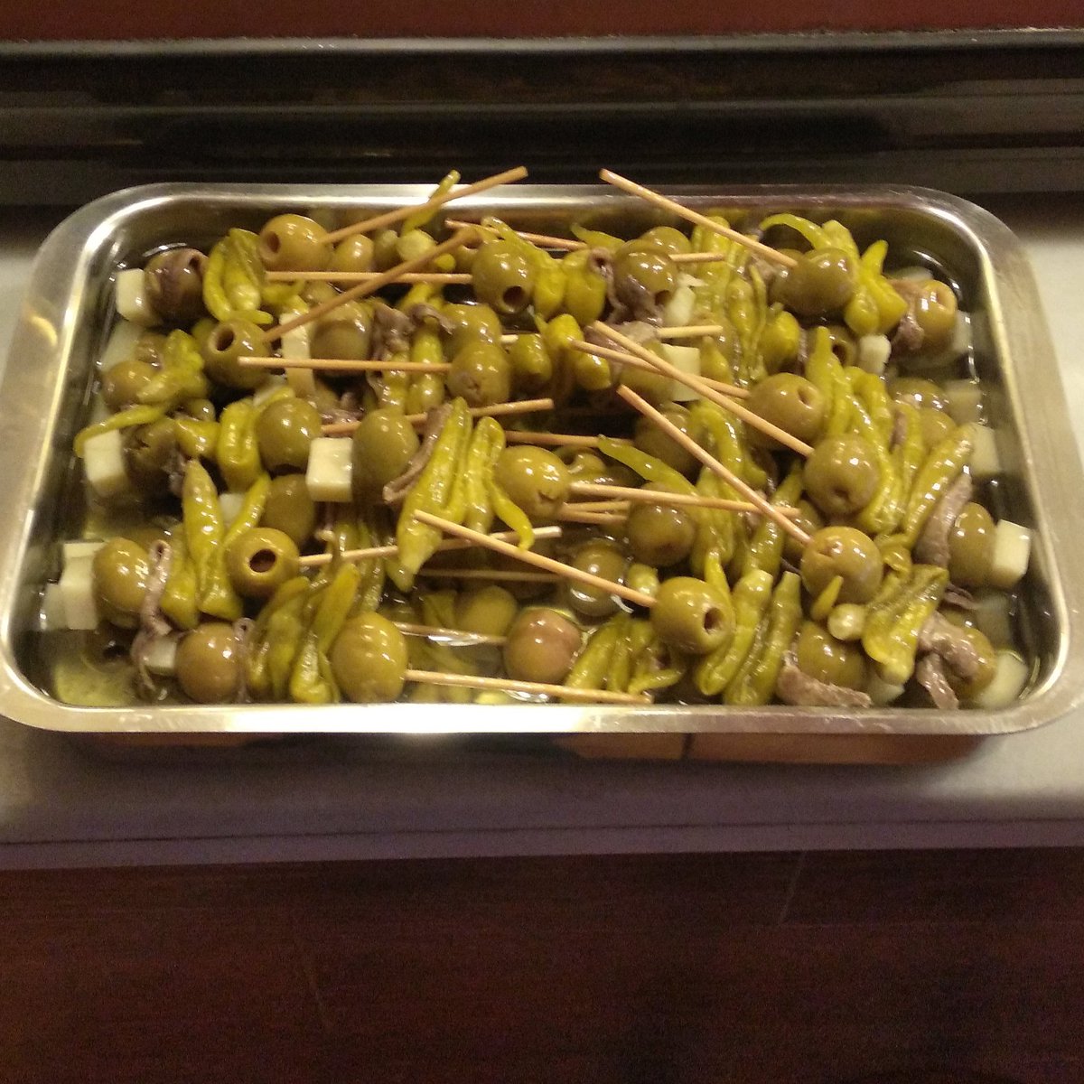 VINODROM's tweet photo. Comença el tapantoni.
Empieza el tapantoni.
Tapantoni starts.
Gilda d'anxova i piparra d'Ibarra amb olives manzanilla i formatge d'ovella idiazábal. https://t.co/2UWsJRvHQK