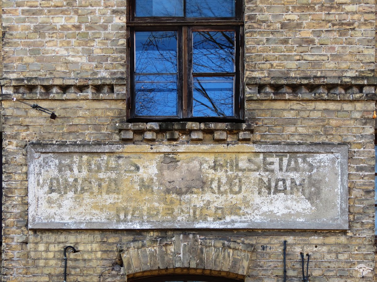 GhostSignsRiga's tweet photo. RĪGAS PILSĒTAS 
AMATA MĀCEKĻU NAMS 
DARBNĪCA
Sarkanā iela 4
#Riga #RēguZīmes #RigaGhostSigns #ghostsign #TypeInRiga #RigasVidesTipografika #urbantypography #MaskavasForstate 

https://t.co/GDtqM5jnZG https://t.co/q5WkEXz2yR