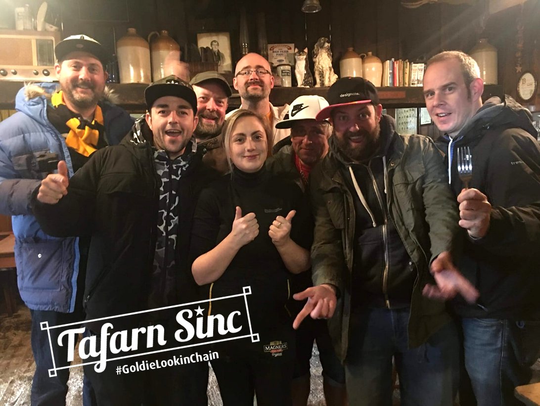 Mae sêr yn Tafarn Sinc ddydd a nos! Edrychwch pwy alwodd heddi am bach o ginio! 
Famous WELSH band in for lunch today!
-----> Goldie Lookin Chain <-------
Lovely bunch of guys was a pleasure!!