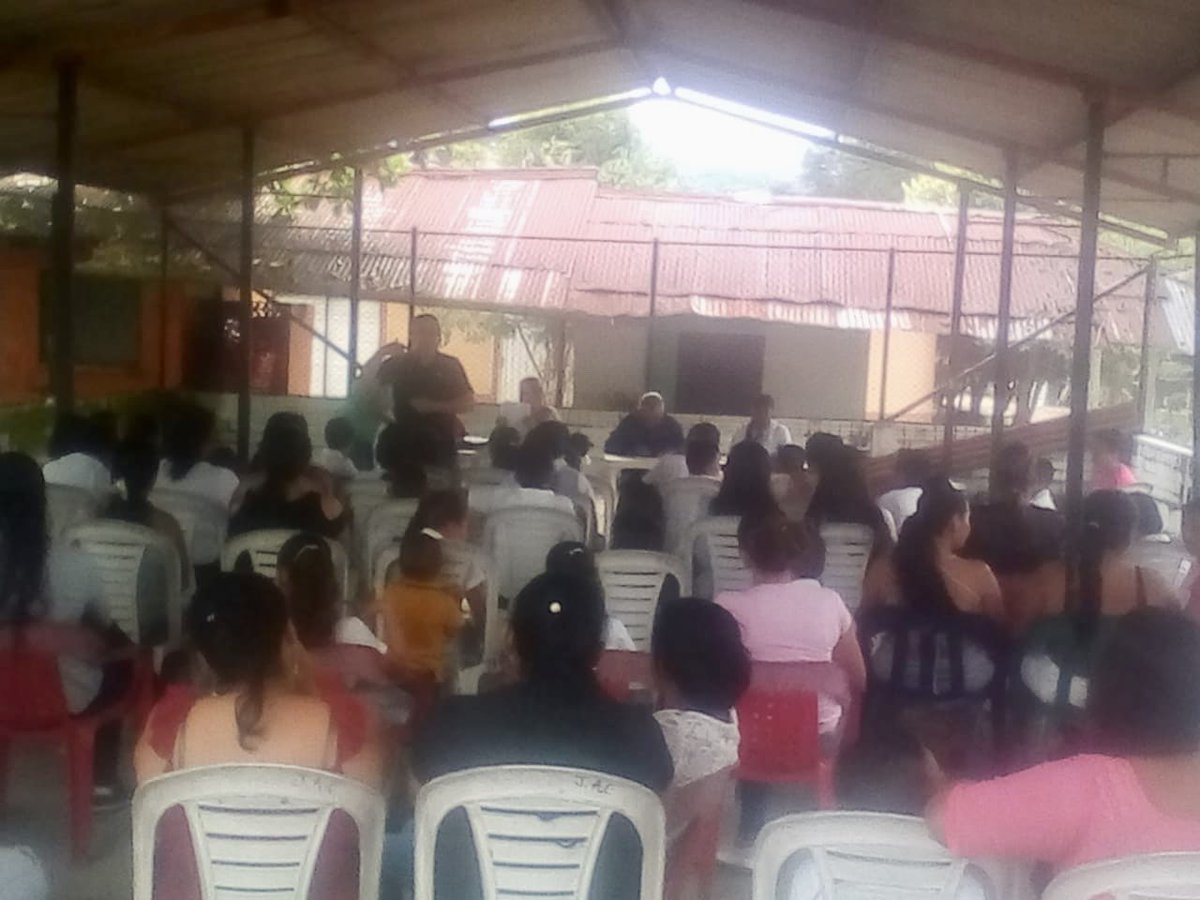 SecEducaCundi's tweet photo. #FelicidadAsuntoDeFormación El Proyecto de Innovación Curricular con Enfoque en Felicidad y Bienestar, llegó a todas las sedes rurales de la IED Luis Carlos Galán de Yacopí, haciendo formación a la comunidad educativa, agradecemos a padres y docentes por su participación y apoyo. https://t.co/XecjEDHL9s