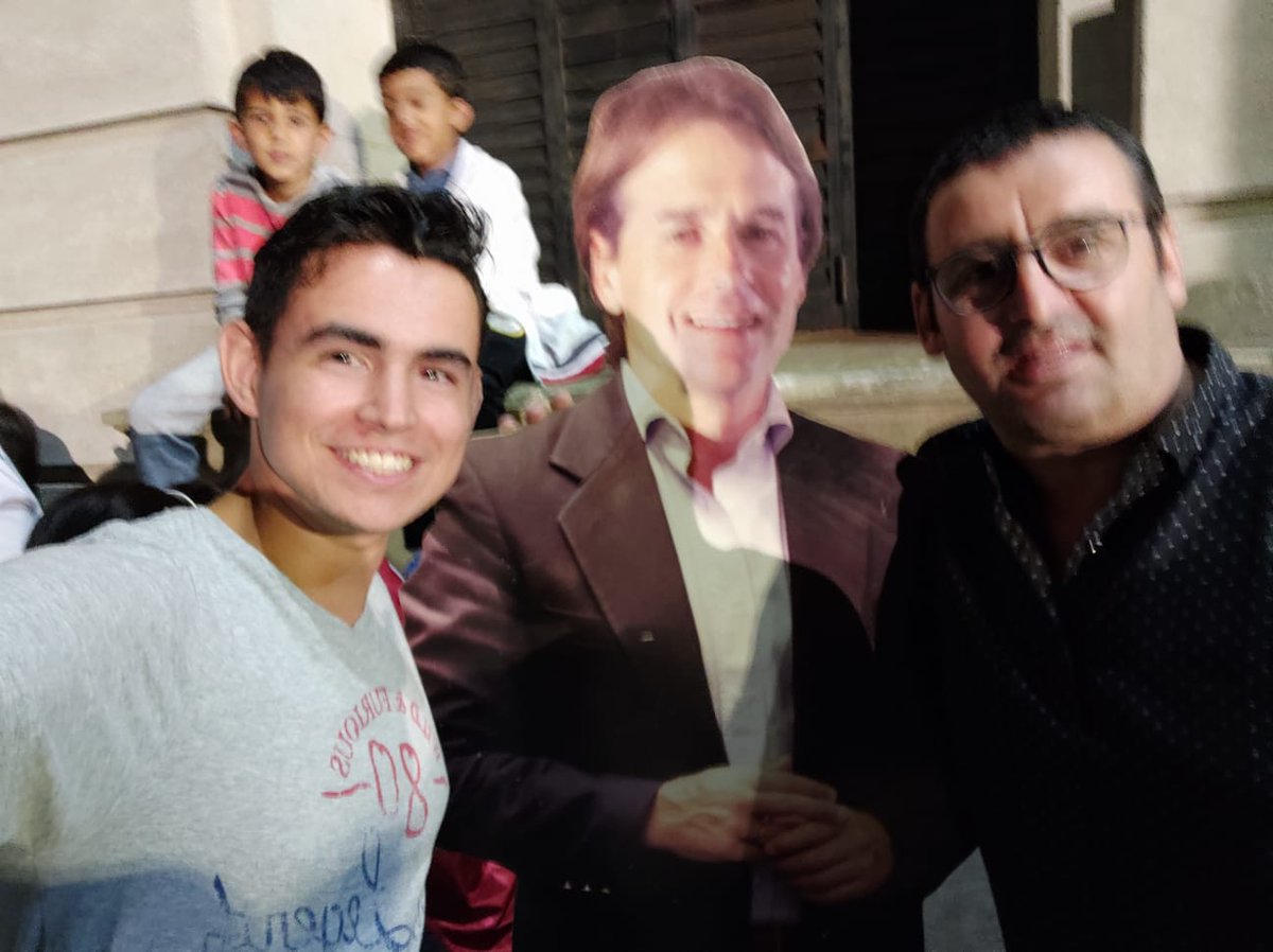 ListaColonia's tweet photo. Compañeros de militancia de la 3904 del Real De San Carlos, en la explanada junto a Luis https://t.co/rHBnGCdZsy