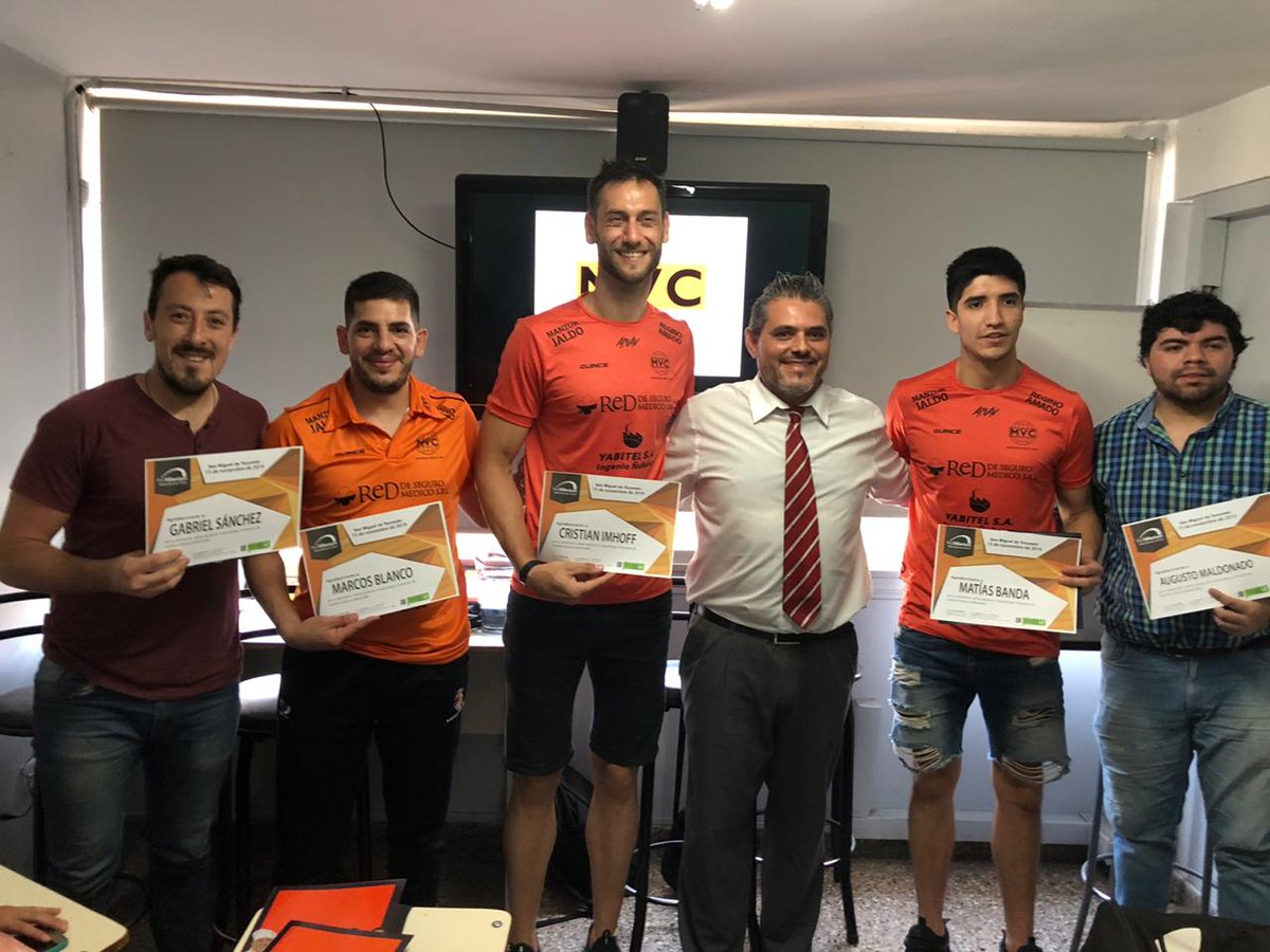 MonterosVoley's tweet photo. #LVA Esta mañana @flacoimhoff #MatiasBanda y @MarcoBlanco1982 charlaron con los estudiantes de periodismo deportivo de @RMilenium en la capital.

Muchas gracias por la invitación y los esperamos mañana a las 21:30 en el Poli de Monteros.

#OrgulloNaranja🍊

Foto @gabi_sanchez19 https://t.co/LzE5XsXkci