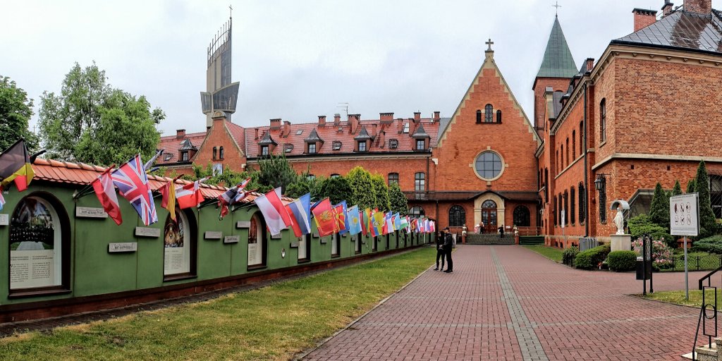 CODziecka's tweet photo. #Ochrona dzieci i młodzieży w domach pielgrzyma i w ośrodkach duszpasterskich z usługami hotelowymi to temat dzisiejszego szkolenia dla pracowników Domu Duszpasterskiego Sanktuarium Bożego Miłosierdzia w Krakowie-Łagiewnikach które prowadzi o. Adam #Żak SJ i Pani Ewa #Kusz⁠ https://t.co/v8nNHYSbdF