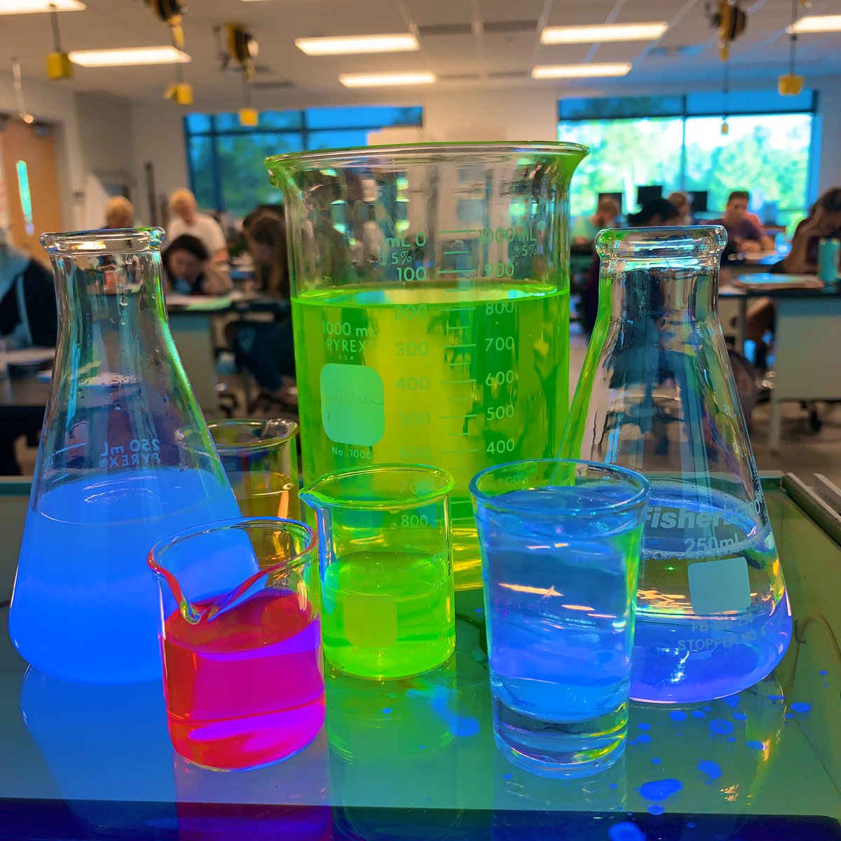 Chemistry is aglow for #fluorescencefriday 🧪⚗️🔬 #chemistryiscool #youlightupmylife #dowhatyoulove #becurious @FSWCollege