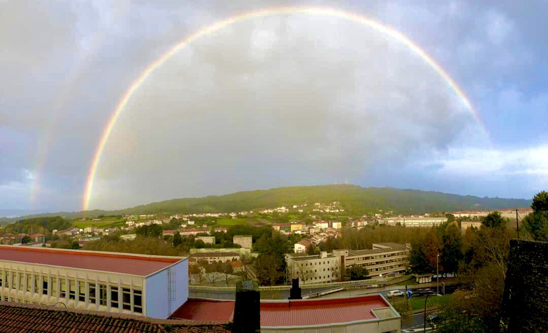 🌈LA LLUVIA EN #SANTIAGO GUARDA SECRETOS🌈
Resultado de la combinación rayitos de sol y gotas de lluvia 
#Cetsantiago #compostela #SantiagodeCompostela #arcoiris #rainbow