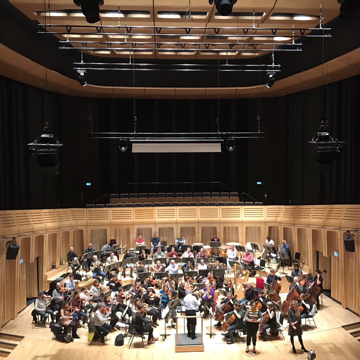 Toi toi toi to students, alumni &amp; @WNOtweet orchestra ahead of tonight’s Opera Gala conducted by International Chair Maestro <a href="/CarloRizziMusic/">Carlo Rizzi</a>, celebrating #RWCMD’s 70th anniversary. It’s going to be a wonderful evening! #RWCMDopera  #DavidSeligmanOperaSchool