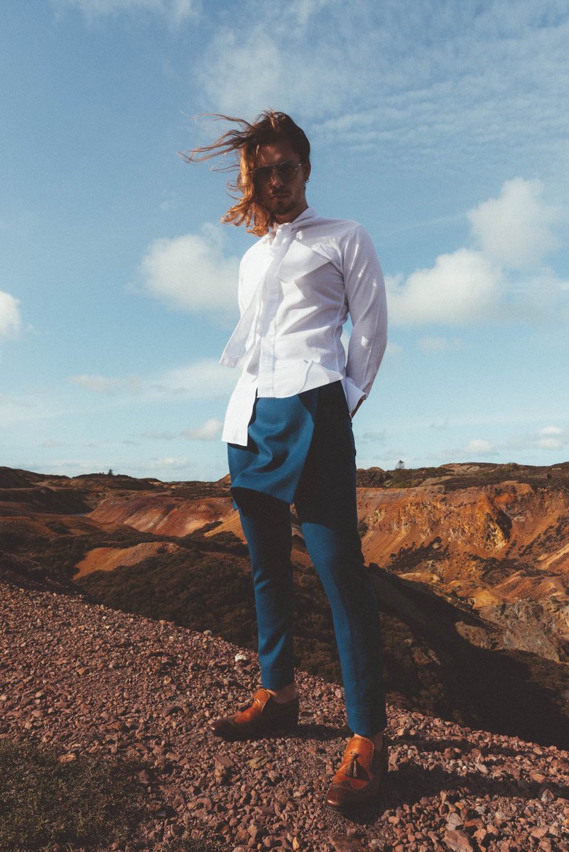 Get to know more about Maurice Whittingham in the latest interview with Schön! Magazine head over to their online magazine to read.

schonmagazine.com/maurice-whitti…

In this photos Sam wearing our Tie Neck Shirt &amp; Detachable Kilt Trousers.

#mauricewhittingham #mwhittinghamUK #mencouture